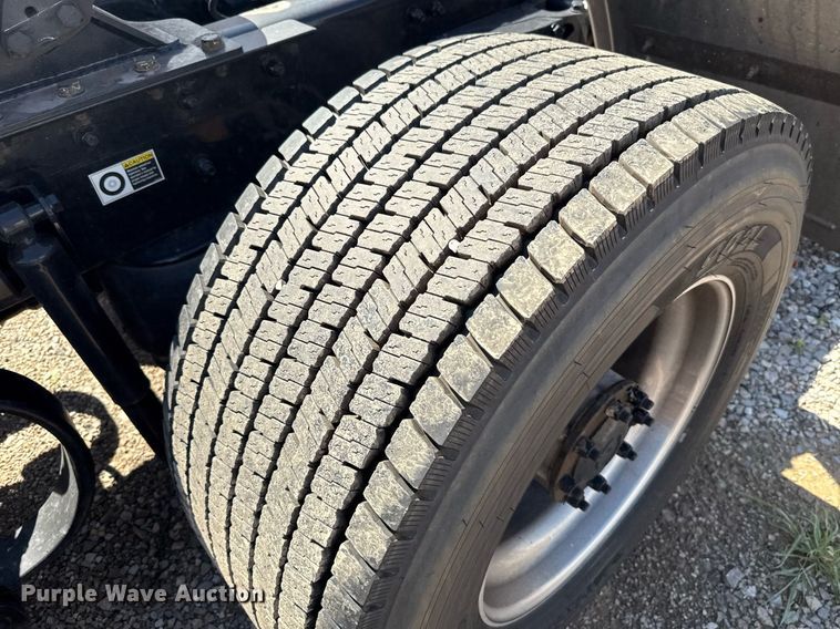 image for item EJ4827 2022 Kenworth T680 semi truck