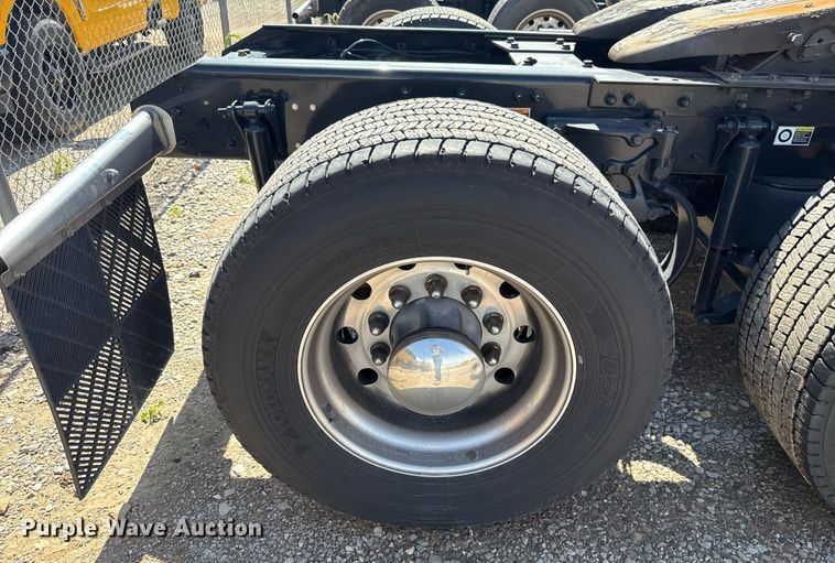 image for item EJ4827 2022 Kenworth T680 semi truck