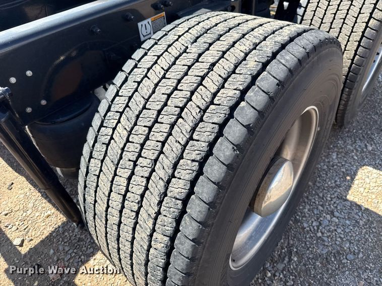 image for item EJ4827 2022 Kenworth T680 semi truck