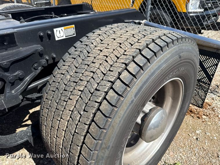 image for item EJ4827 2022 Kenworth T680 semi truck