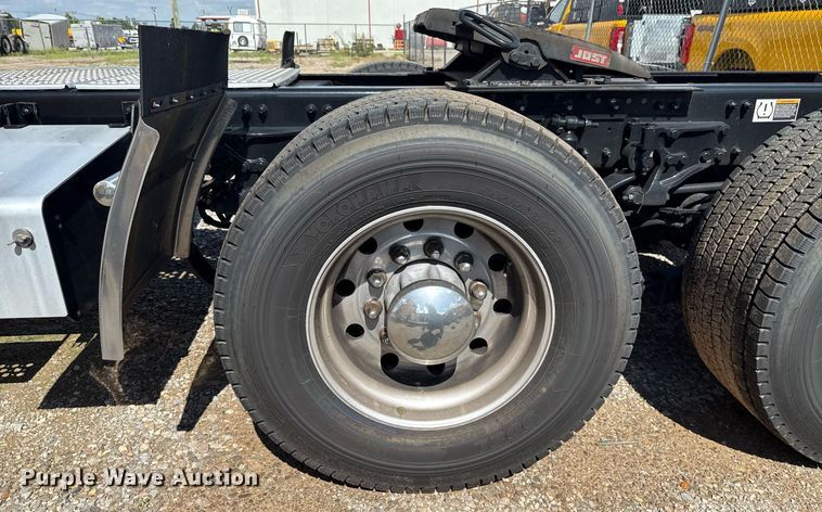 image for item EJ4827 2022 Kenworth T680 semi truck