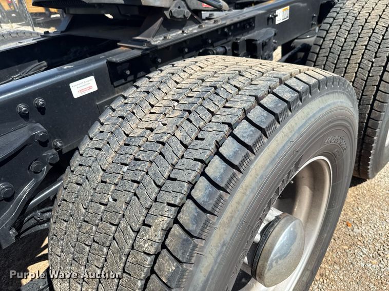 image for item EJ4827 2022 Kenworth T680 semi truck