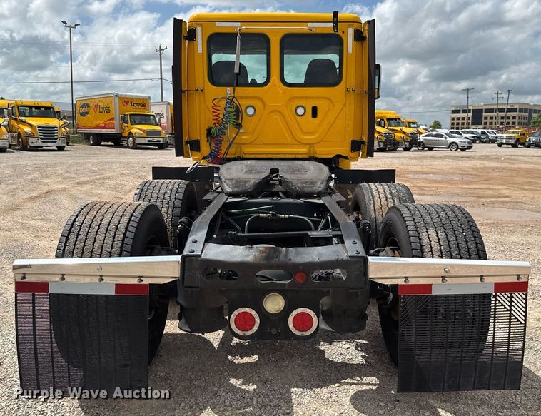 image for item EJ4828 2018 Freightliner Cascadia 125 semi truck