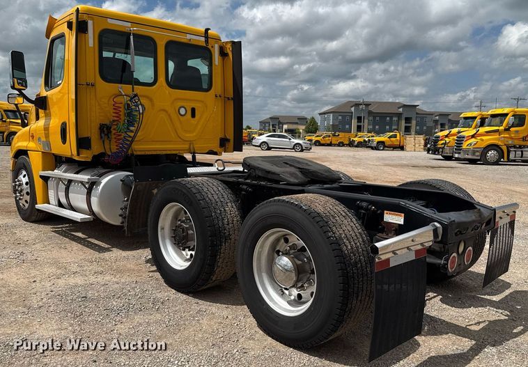 image for item EJ4828 2018 Freightliner Cascadia 125 semi truck