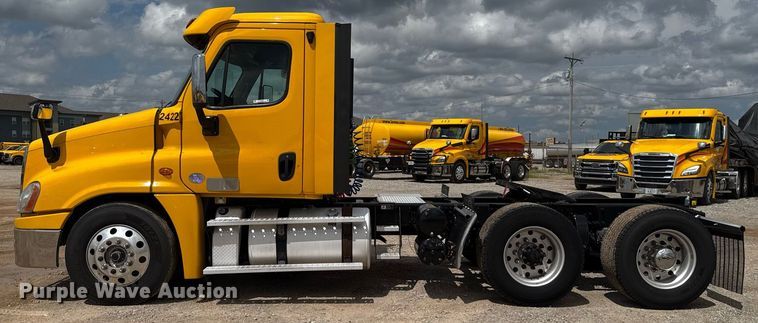 image for item EJ4828 2018 Freightliner Cascadia 125 semi truck