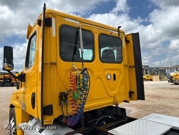 image for item EJ4828 2018 Freightliner Cascadia 125 semi truck