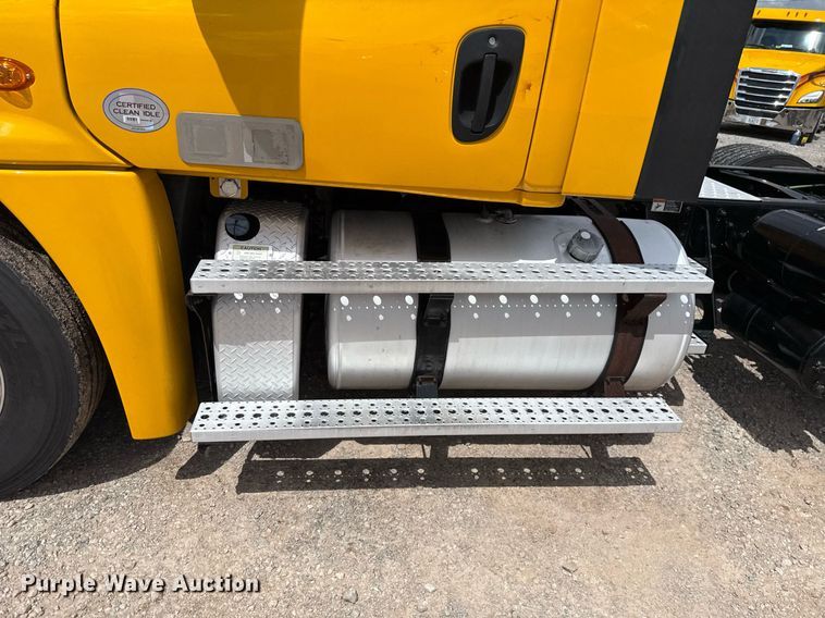 image for item EJ4828 2018 Freightliner Cascadia 125 semi truck