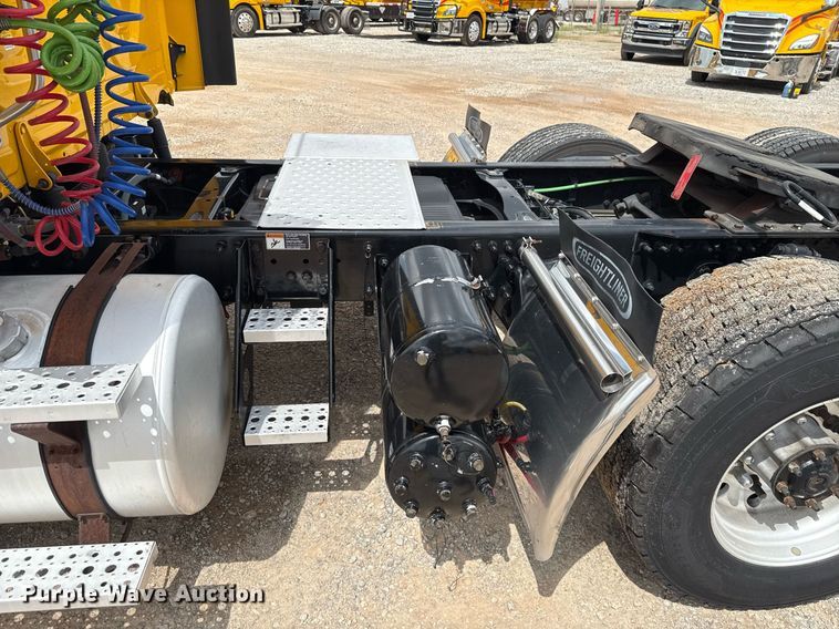 image for item EJ4828 2018 Freightliner Cascadia 125 semi truck