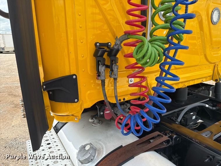 image for item EJ4828 2018 Freightliner Cascadia 125 semi truck