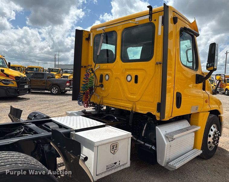 image for item EJ4828 2018 Freightliner Cascadia 125 semi truck