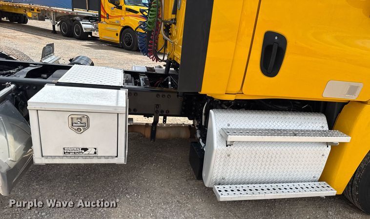 image for item EJ4828 2018 Freightliner Cascadia 125 semi truck