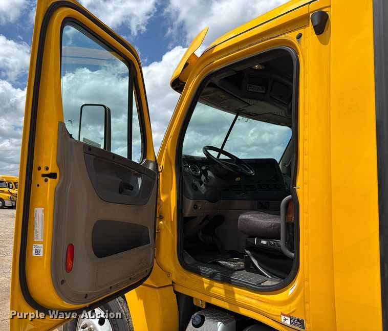 image for item EJ4828 2018 Freightliner Cascadia 125 semi truck