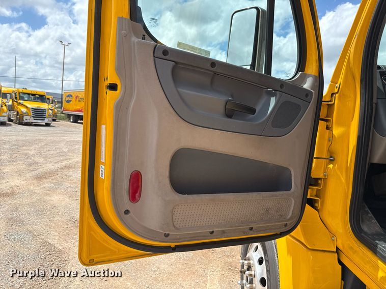 image for item EJ4828 2018 Freightliner Cascadia 125 semi truck