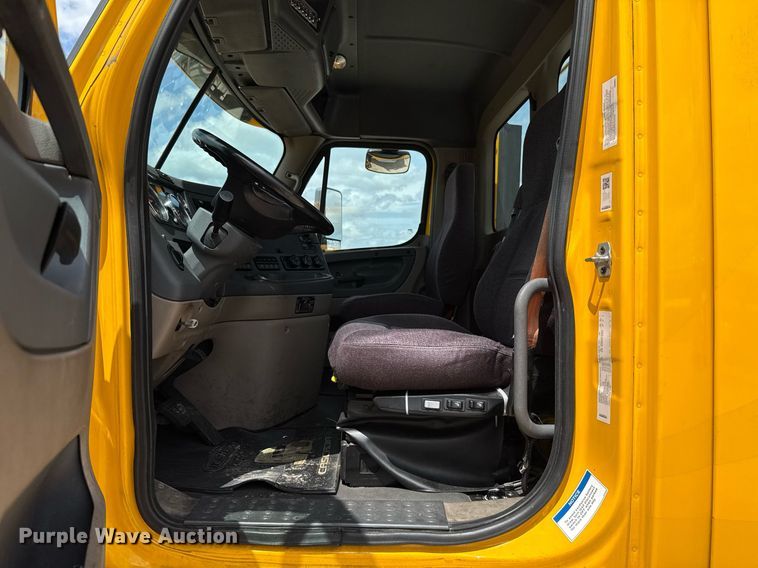 image for item EJ4828 2018 Freightliner Cascadia 125 semi truck