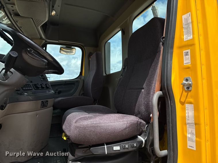 image for item EJ4828 2018 Freightliner Cascadia 125 semi truck