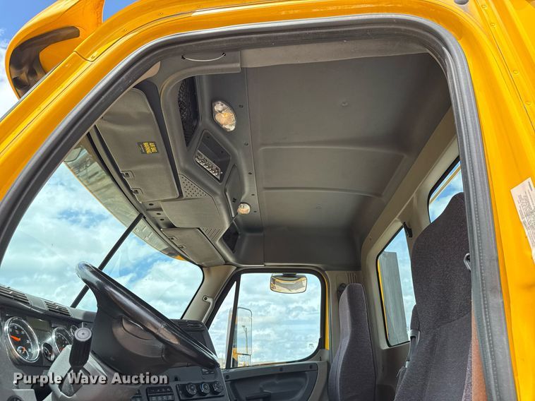 image for item EJ4828 2018 Freightliner Cascadia 125 semi truck