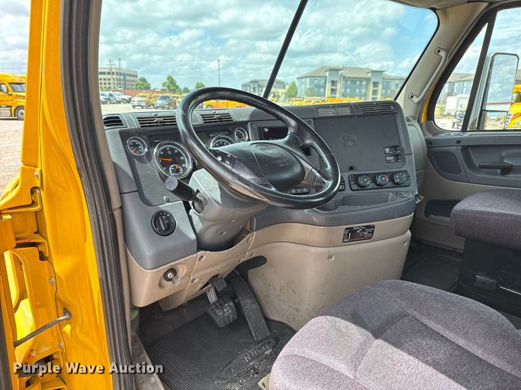 image for item EJ4828 2018 Freightliner Cascadia 125 semi truck