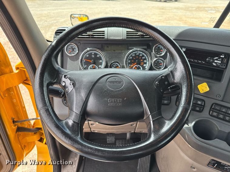 image for item EJ4828 2018 Freightliner Cascadia 125 semi truck