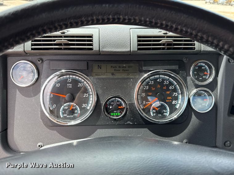 image for item EJ4828 2018 Freightliner Cascadia 125 semi truck