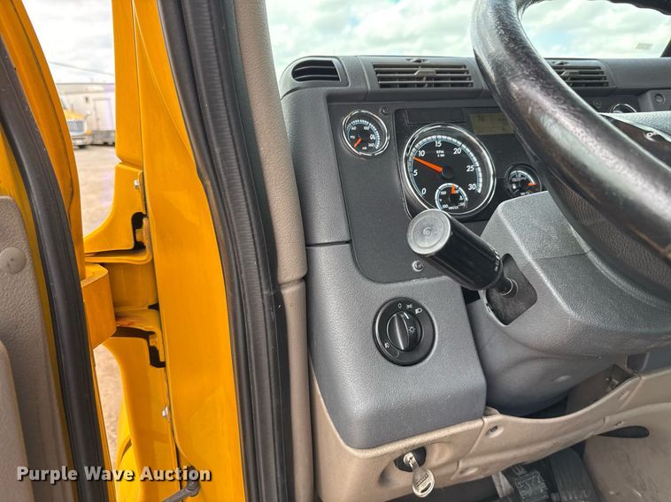 image for item EJ4828 2018 Freightliner Cascadia 125 semi truck