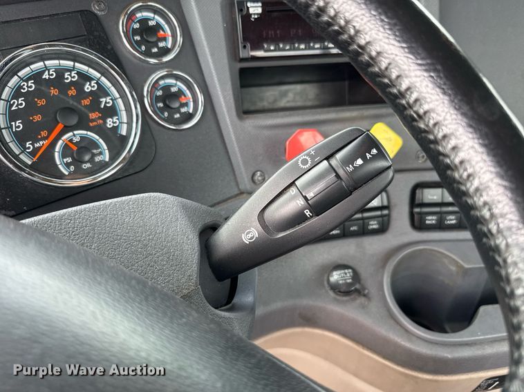 image for item EJ4828 2018 Freightliner Cascadia 125 semi truck