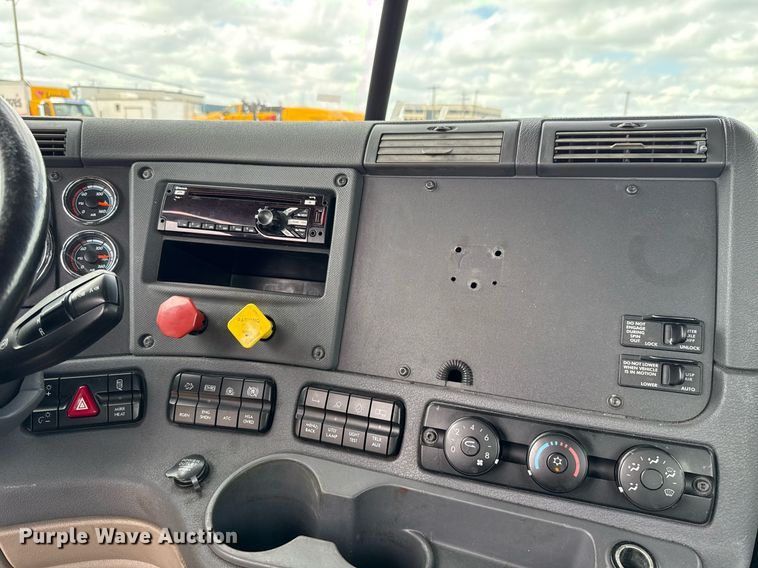 image for item EJ4828 2018 Freightliner Cascadia 125 semi truck