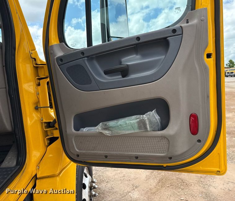 image for item EJ4828 2018 Freightliner Cascadia 125 semi truck