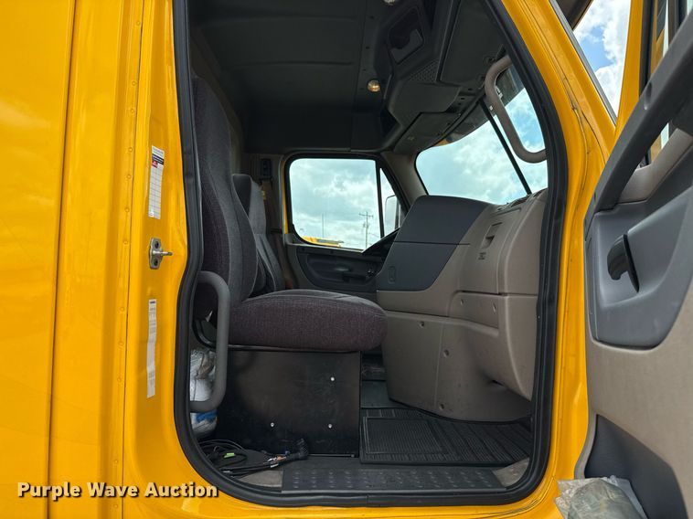 image for item EJ4828 2018 Freightliner Cascadia 125 semi truck