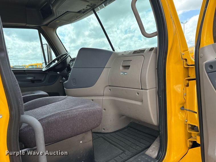 image for item EJ4828 2018 Freightliner Cascadia 125 semi truck