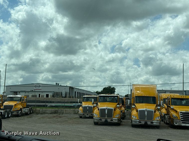 image for item EJ4828 2018 Freightliner Cascadia 125 semi truck