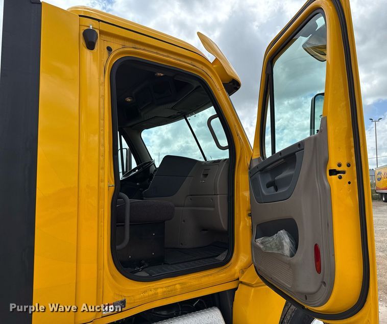 image for item EJ4828 2018 Freightliner Cascadia 125 semi truck