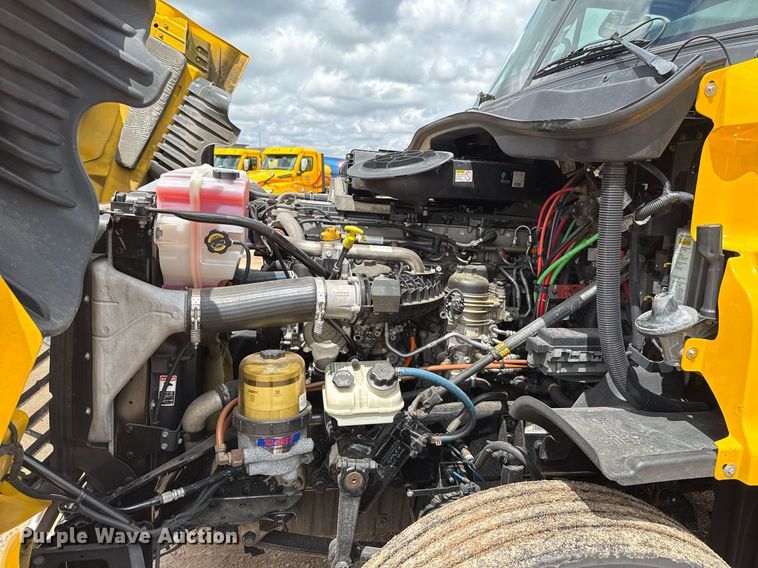 image for item EJ4828 2018 Freightliner Cascadia 125 semi truck