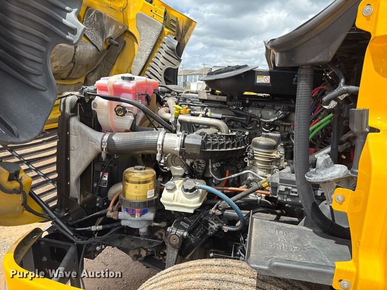 image for item EJ4828 2018 Freightliner Cascadia 125 semi truck