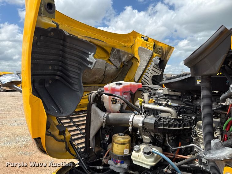 image for item EJ4828 2018 Freightliner Cascadia 125 semi truck