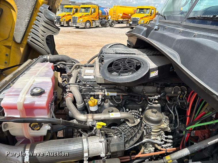 image for item EJ4828 2018 Freightliner Cascadia 125 semi truck