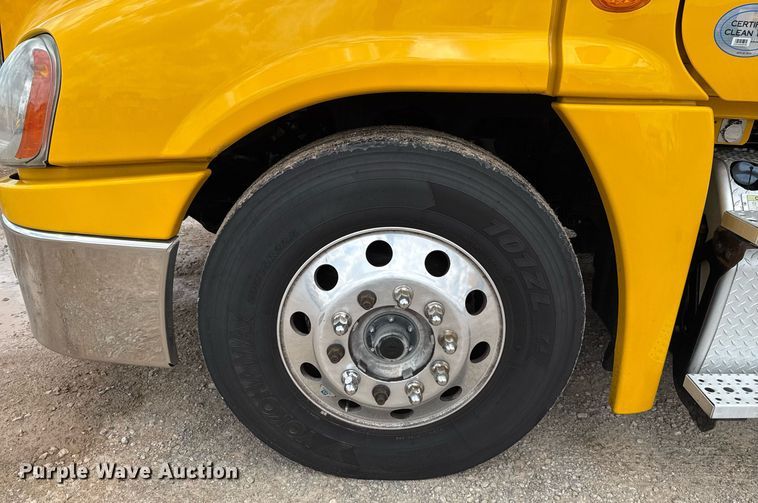 image for item EJ4828 2018 Freightliner Cascadia 125 semi truck