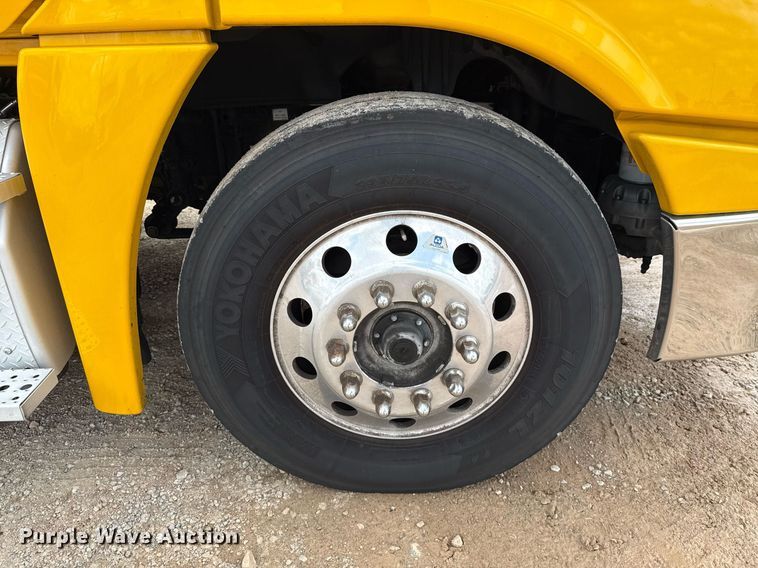 image for item EJ4828 2018 Freightliner Cascadia 125 semi truck