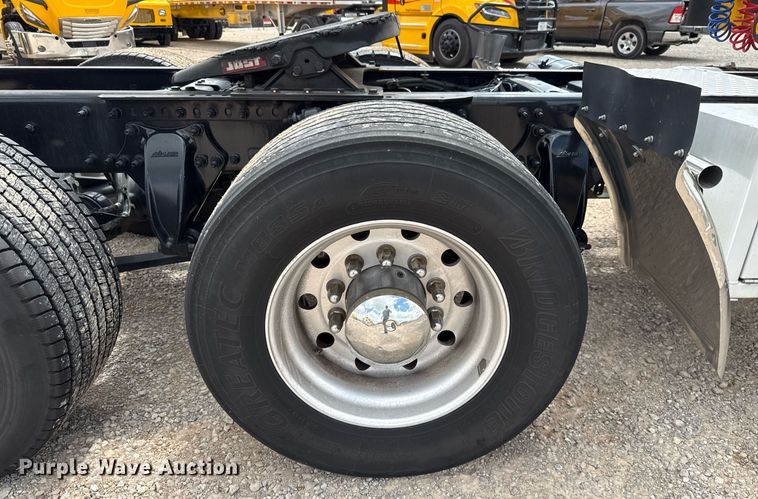 image for item EJ4828 2018 Freightliner Cascadia 125 semi truck