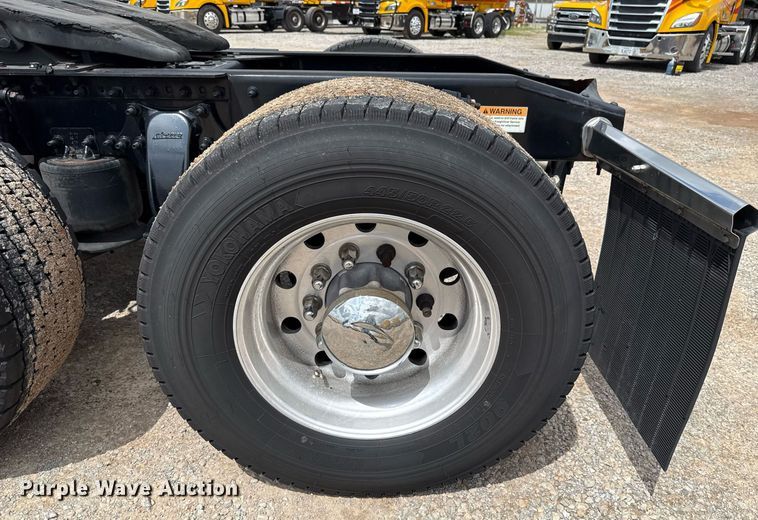 image for item EJ4828 2018 Freightliner Cascadia 125 semi truck