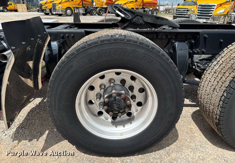 image for item EJ4828 2018 Freightliner Cascadia 125 semi truck