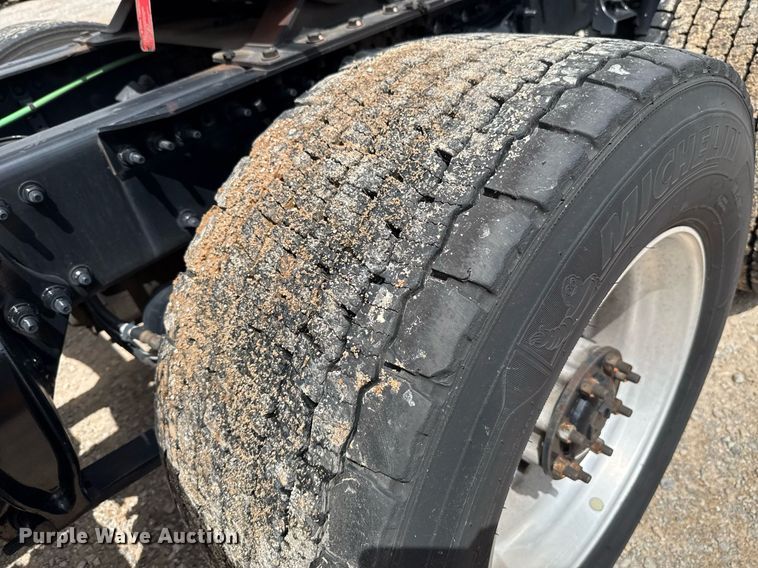 image for item EJ4828 2018 Freightliner Cascadia 125 semi truck