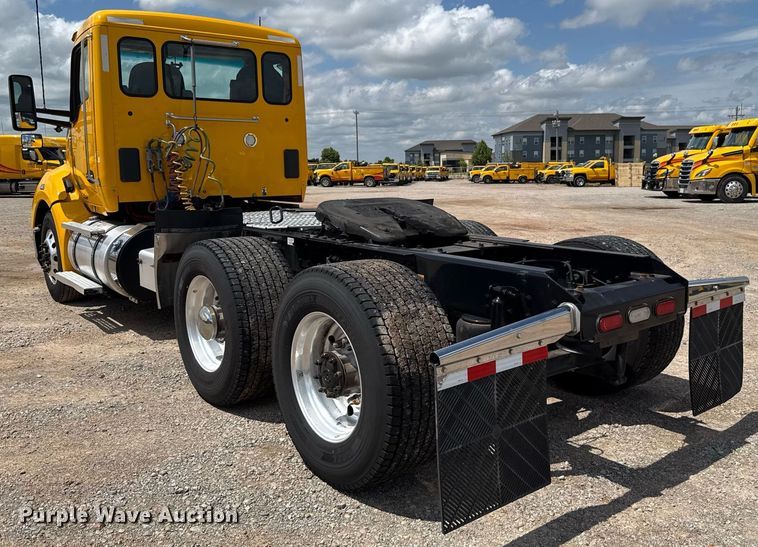 image for item EJ4829 2021 Kenworth T680 semi truck