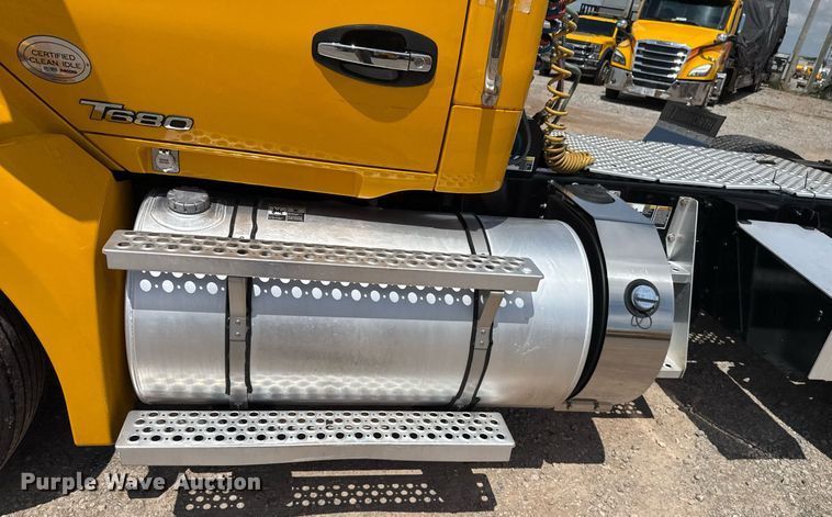 image for item EJ4829 2021 Kenworth T680 semi truck