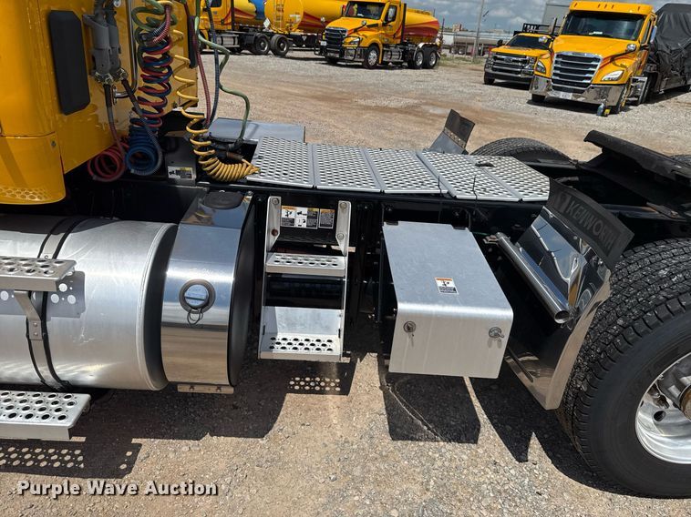 image for item EJ4829 2021 Kenworth T680 semi truck