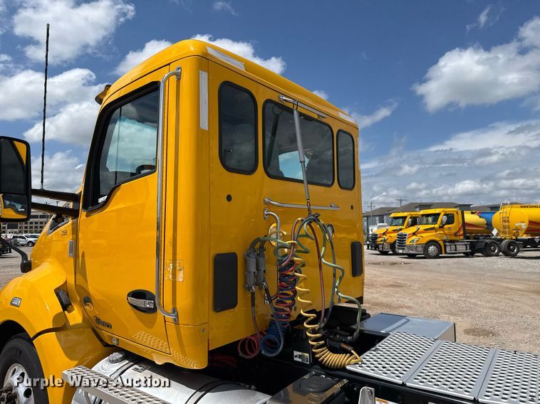 image for item EJ4829 2021 Kenworth T680 semi truck