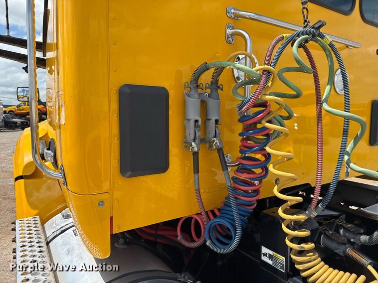 image for item EJ4829 2021 Kenworth T680 semi truck