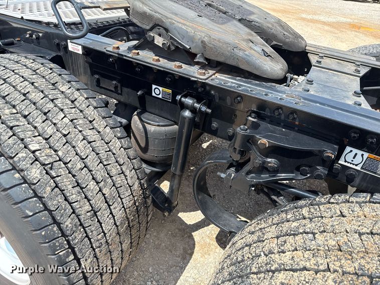 image for item EJ4829 2021 Kenworth T680 semi truck