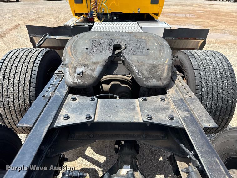 image for item EJ4829 2021 Kenworth T680 semi truck