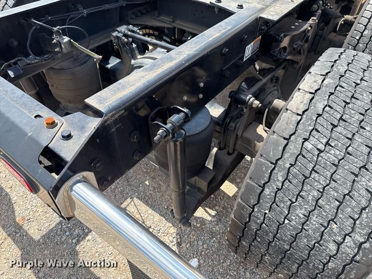 image for item EJ4829 2021 Kenworth T680 semi truck