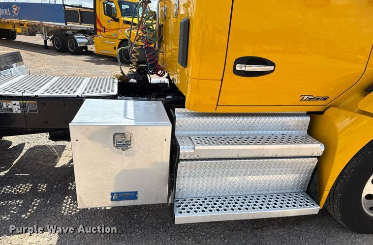 image for item EJ4829 2021 Kenworth T680 semi truck